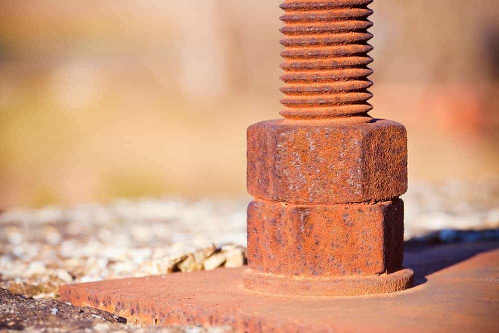 ניקוי ברגים עם WD40