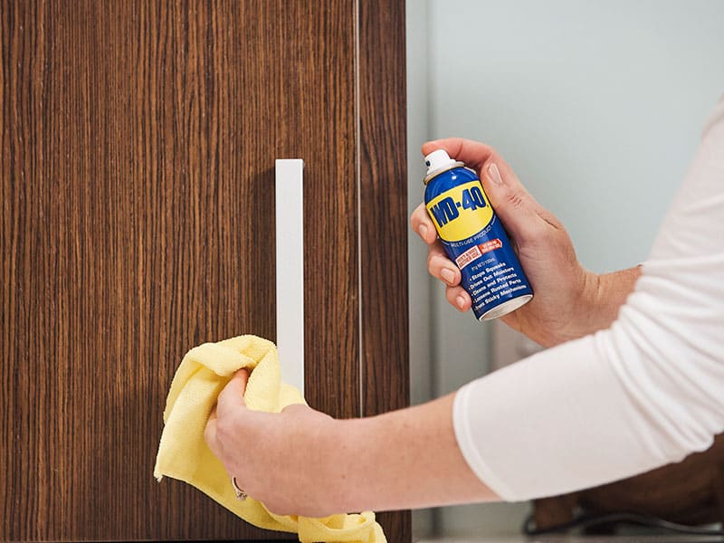 ניקוי ידיות בקלות עם WD40