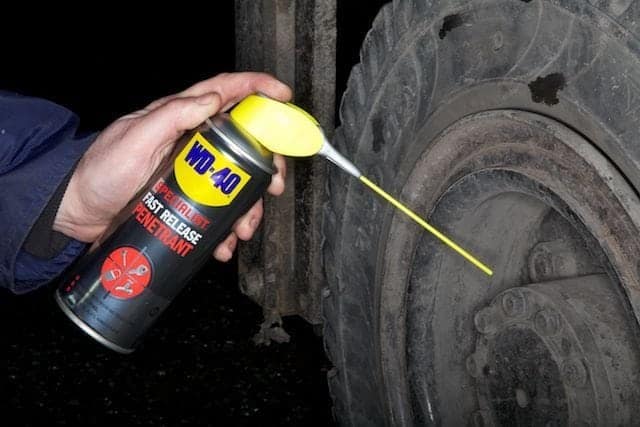 שחרור אומים וברגים חלודים עם WD40