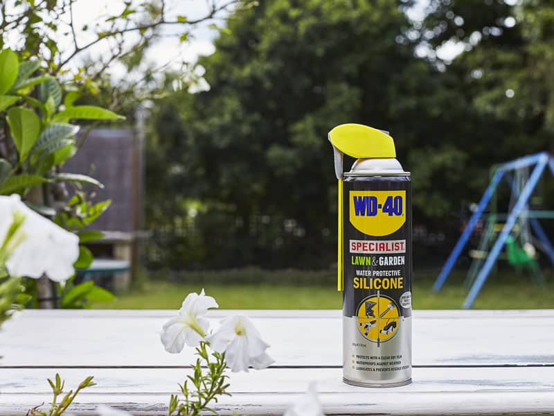 ניקוי כלי גינון עם WD40