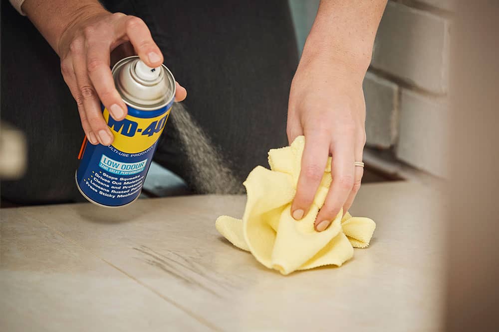 הסרת סימני שפשוף עם WD40