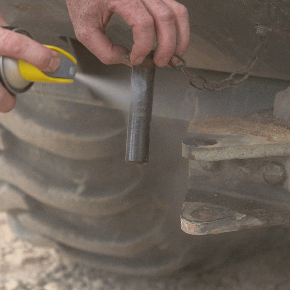 WD40_SPECIALIST_HIGH_PERFORMANCE_WHITE_LITHIUM_GREASE_400ML_Usage_1-1.gif