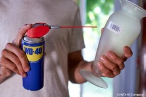 כיצד להסיר מדבקות מצנצנות עם WD40
