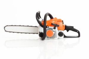 כיצד לנקות מסור שרשרת עם WD40