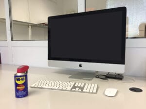 כיצד לנקות מחשב עם WD-40