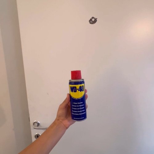 ניקוי מדבקה ישנה מהדלת