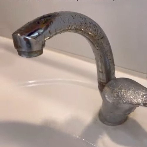 ניקוי חלודת הברז באמצעות WD40