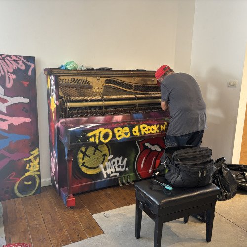 הפסנתר בן ה100, האומן והwd40