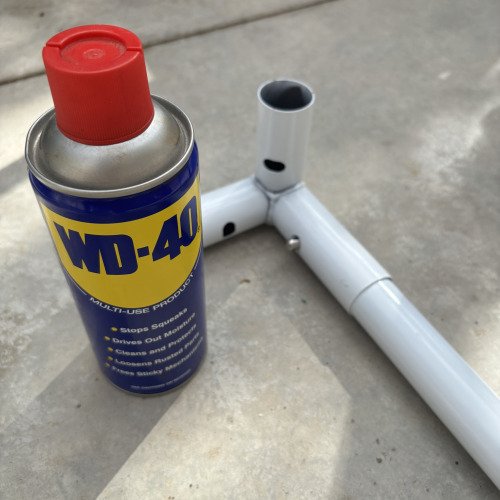 שמירה על קורות הסוכה עם wd40