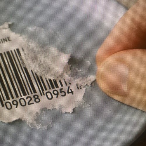 הסרת מדבקה מכוס בירה