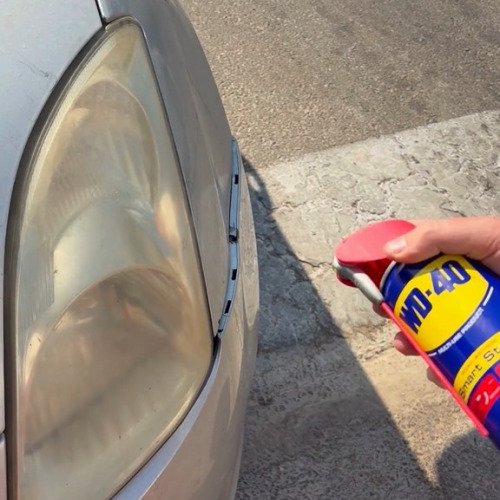 ניקוי פנסי אוטו עם WD-40