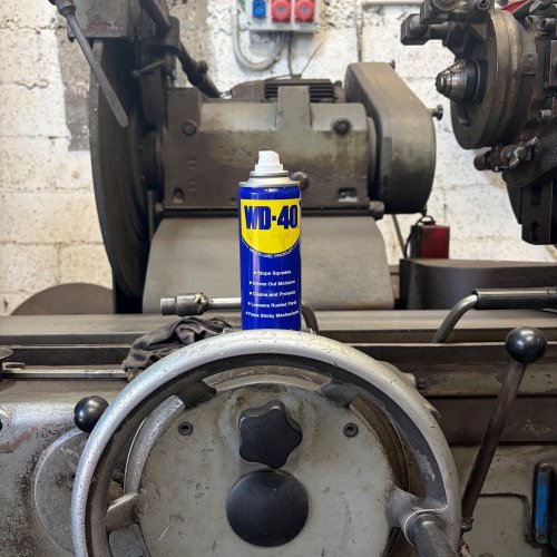 שימון מכונה עם WD-40